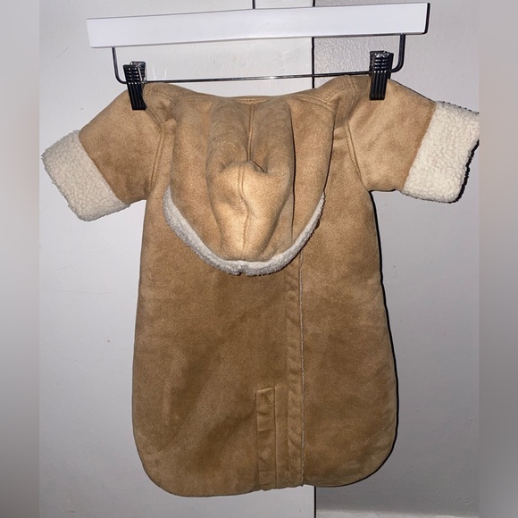 Super cute fluffy GAPbunting,shearling inside and has closures to easily slip-on - Picture 4 of 6